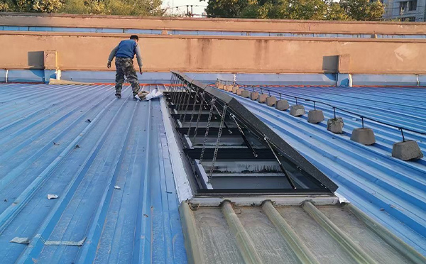 某区域性物流仓储中心贵德排烟窗系统安装项目